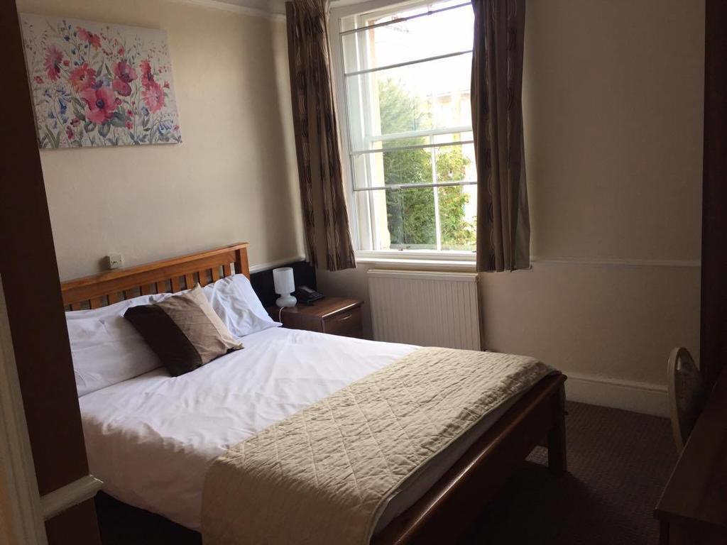 The Pines Guest Accommodation Chippenham  Exterior foto
