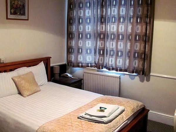 The Pines Guest Accommodation Chippenham  Exterior foto
